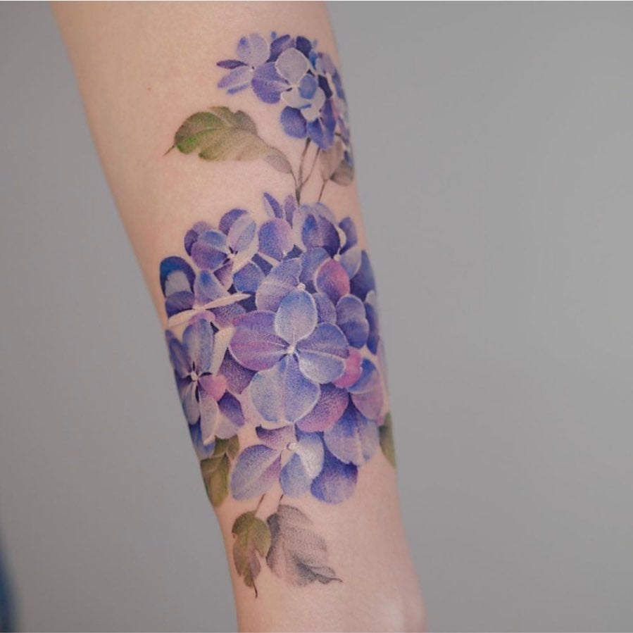 Tatuaje de Hortensias en el Brazo