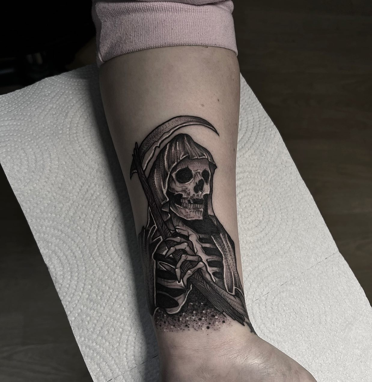 Tatuaje de la Guadaña de la Muerte en el Brazo