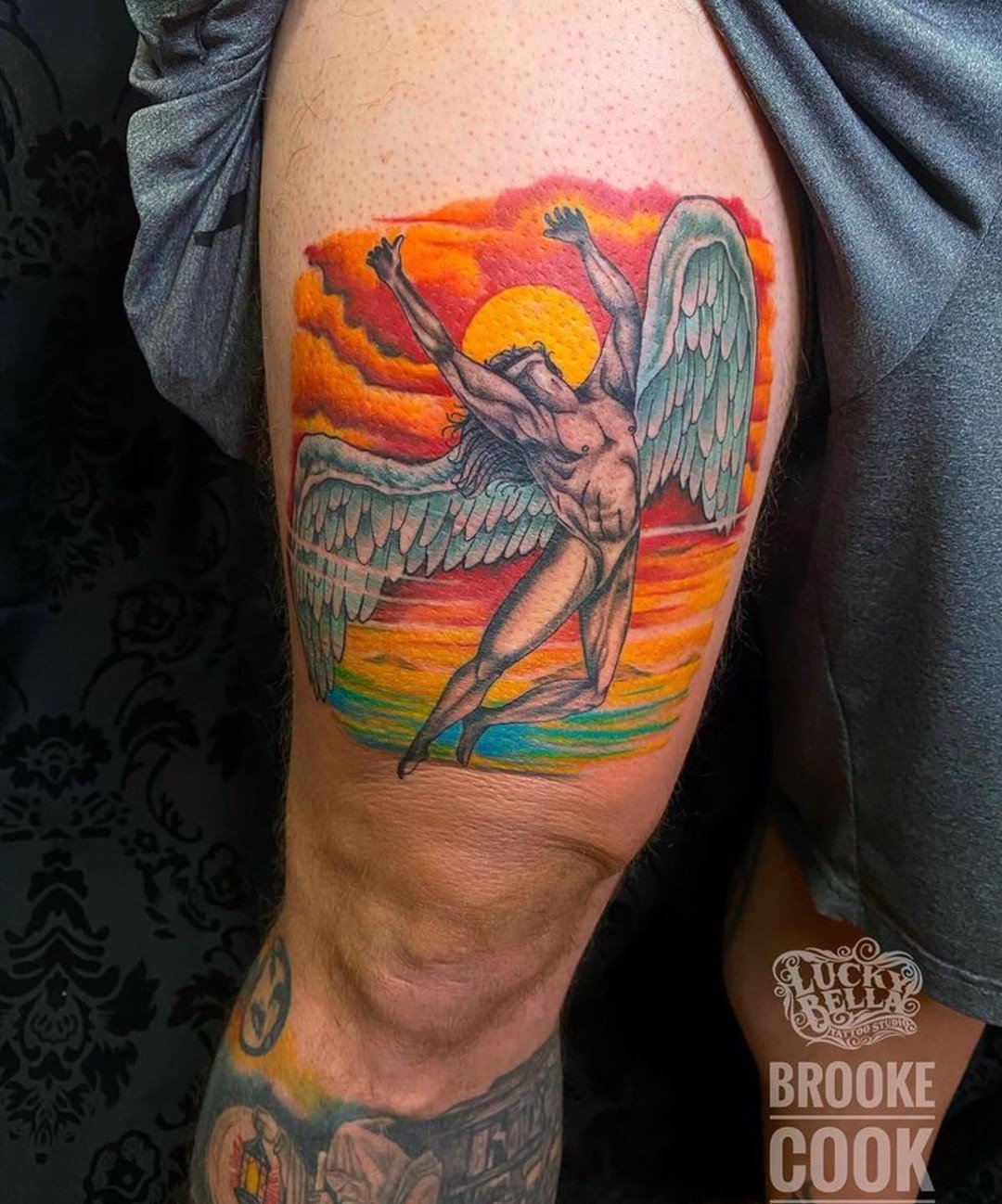 Tatuaje de Led Zeppelin en el muslo.