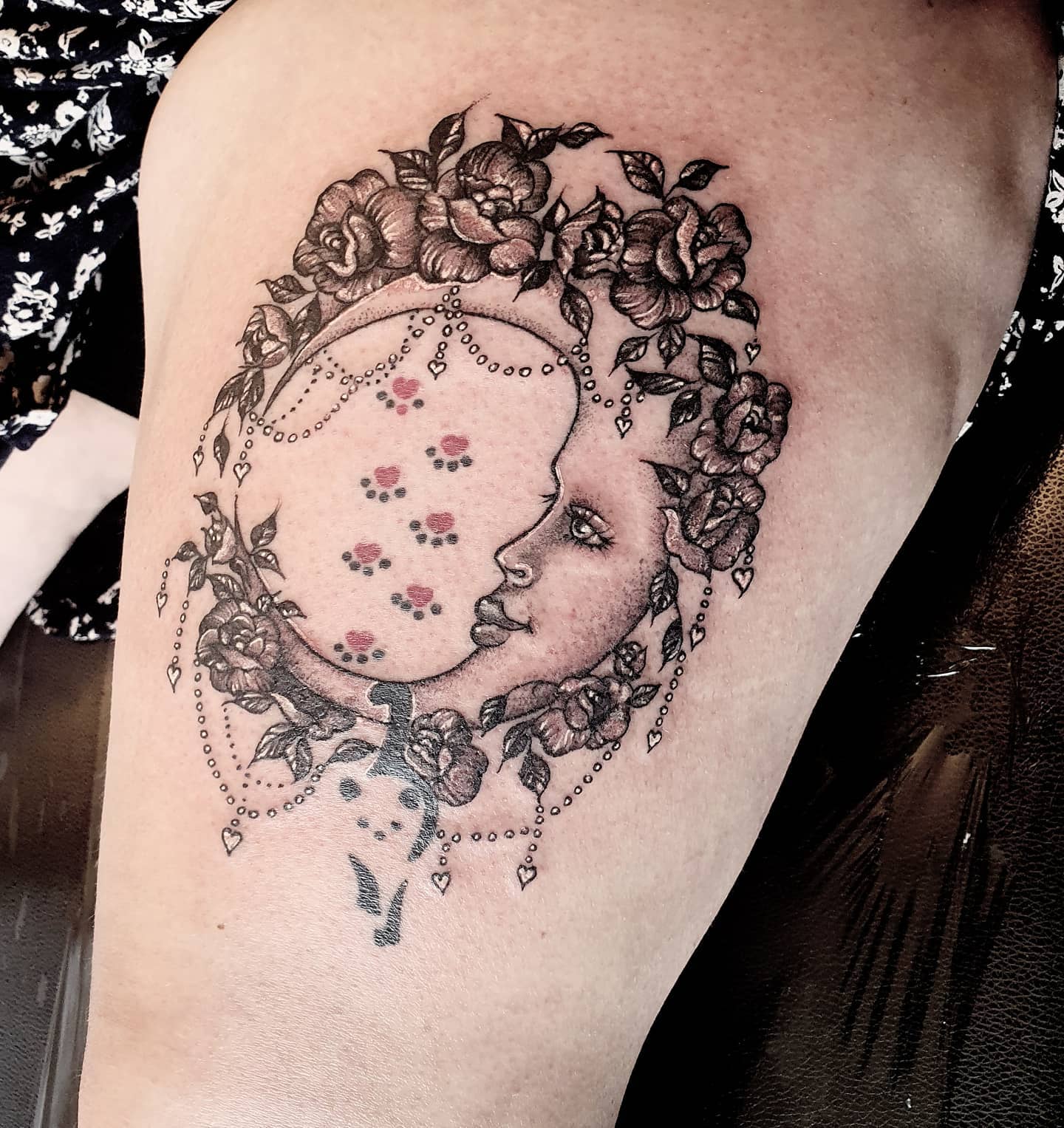 Tatuaje de luna ornamentada en el muslo