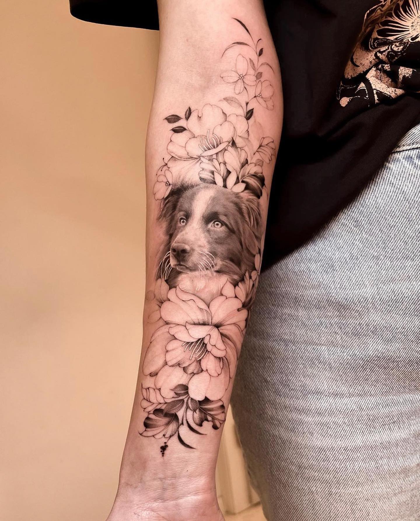 Tatuaje de media manga floral y de perro.