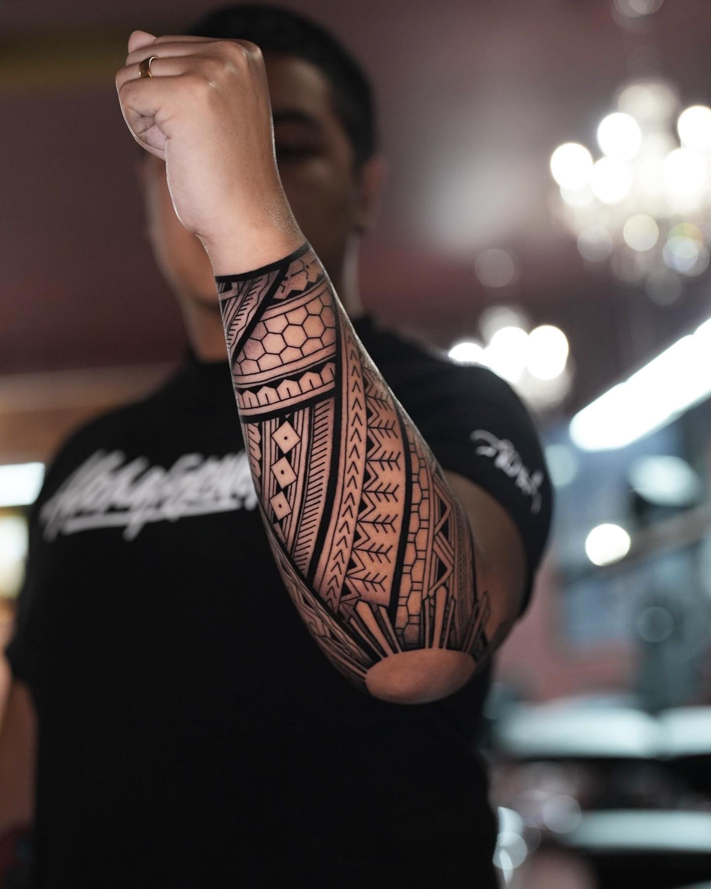 Tatuaje de media manga negra con tinta tribal