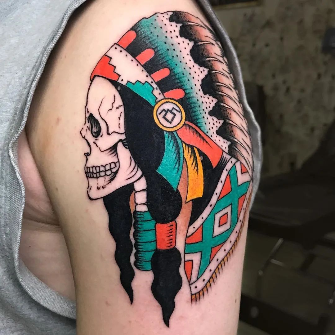Tatuaje de media manga tribal y colorido.