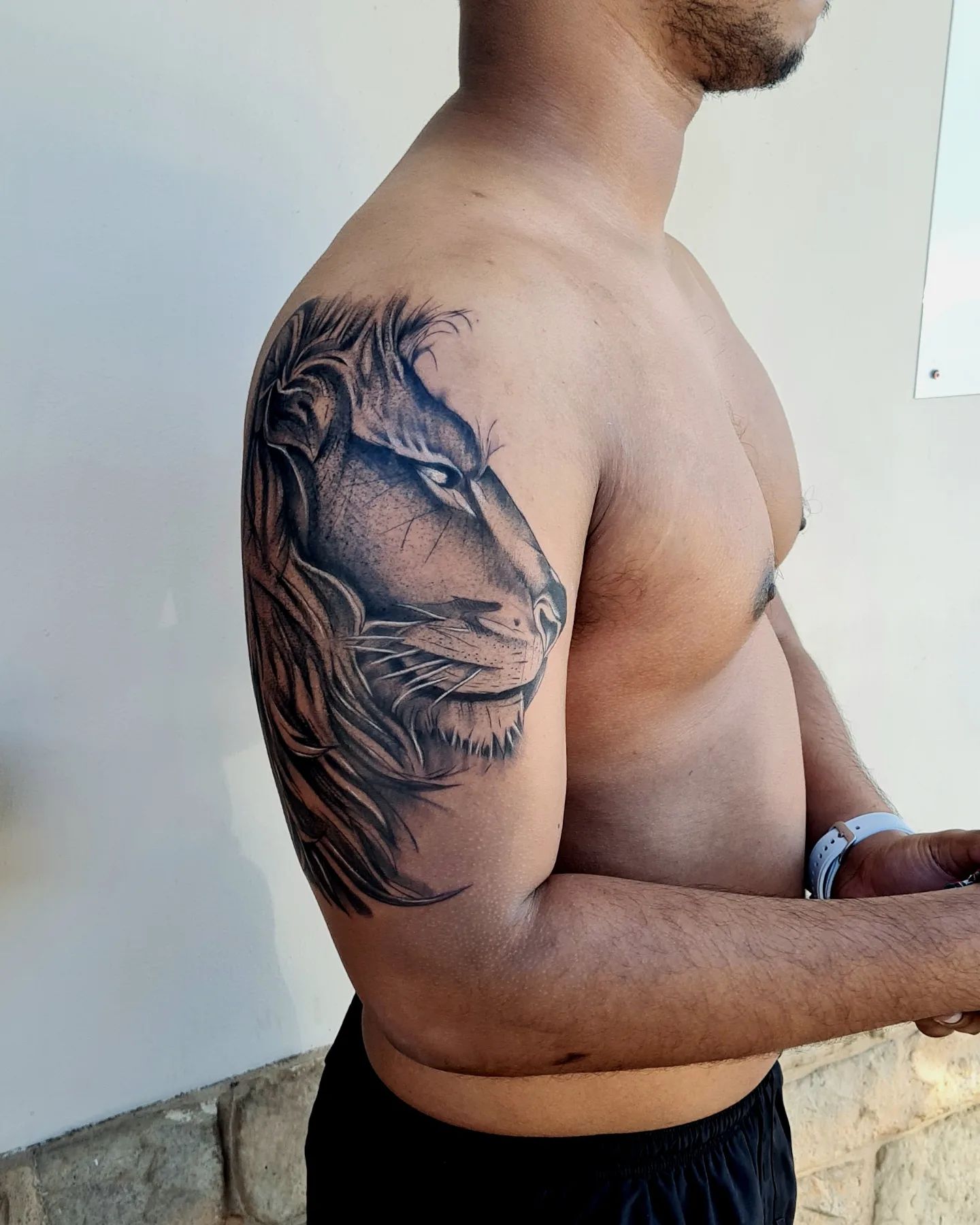 Tatuaje de medio brazo con estampado de león.
