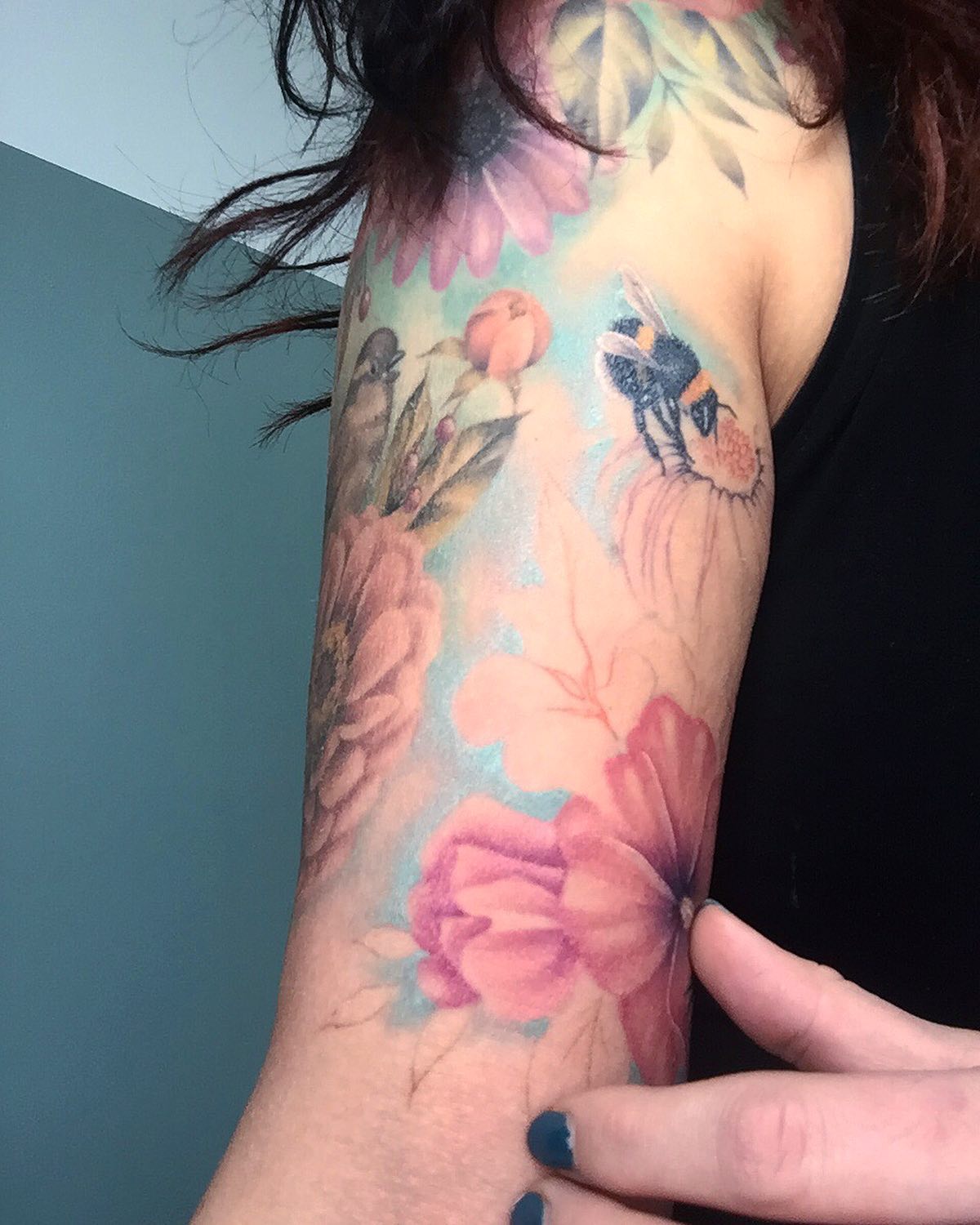 Tatuaje de medio brazo femenino para mujeres.