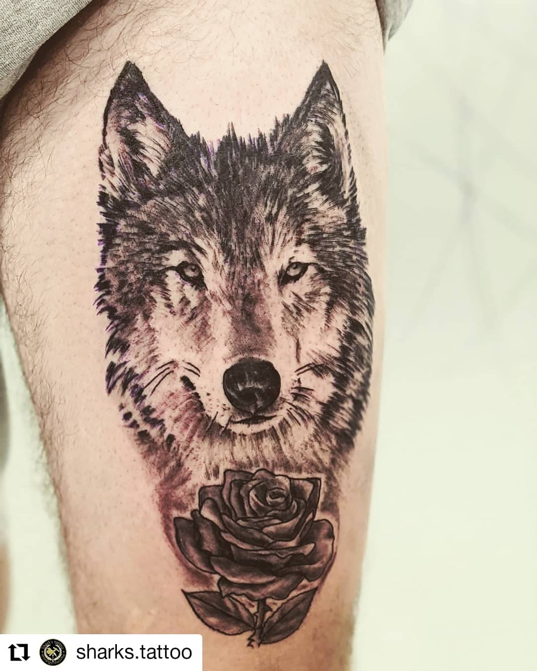Tatuaje de Muslo de Lobo para Hombres