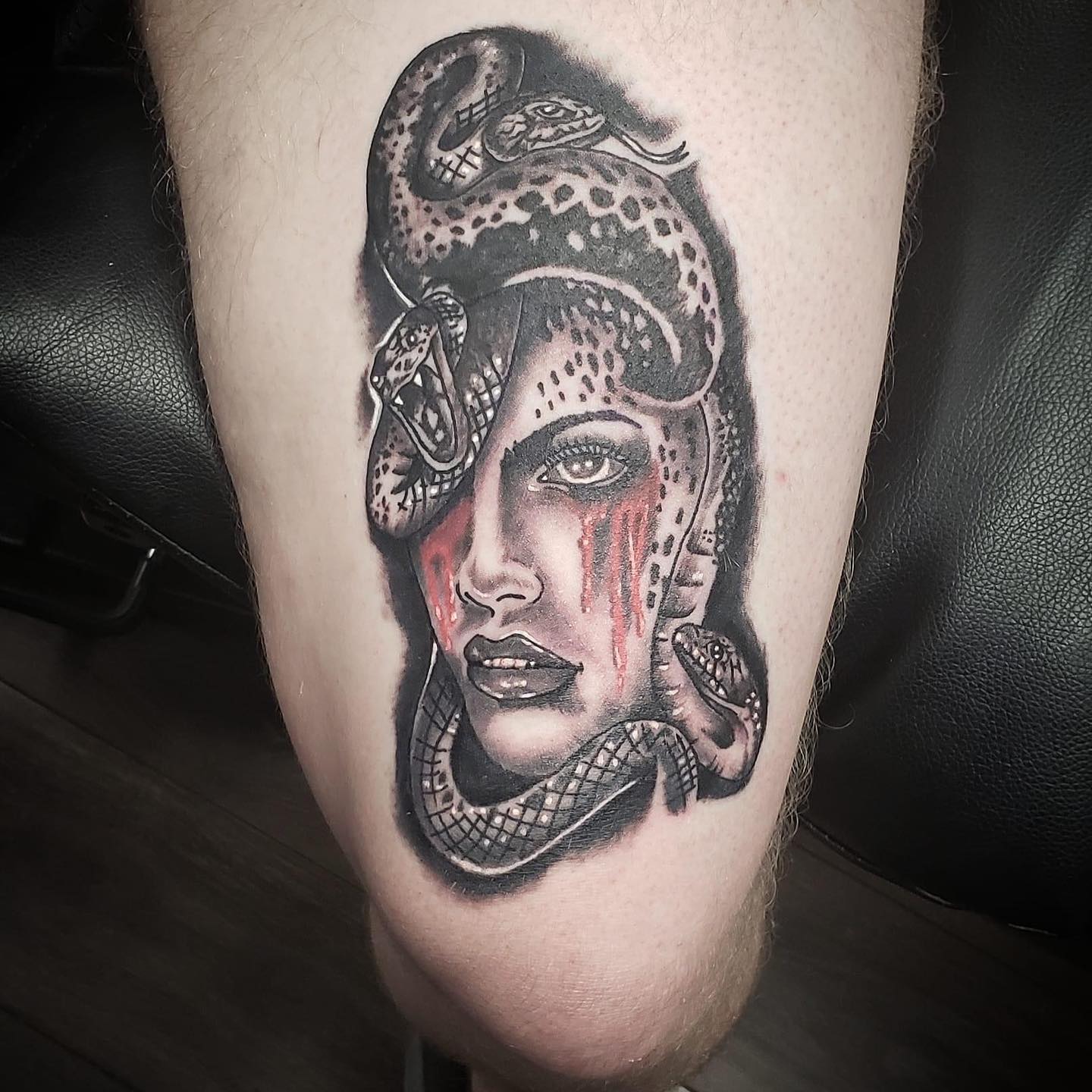 Tatuaje de muslo de Medusa para hombres