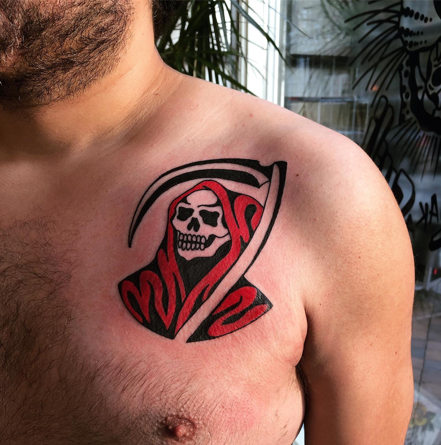 Tatuaje del Segador Rojo en el Pecho