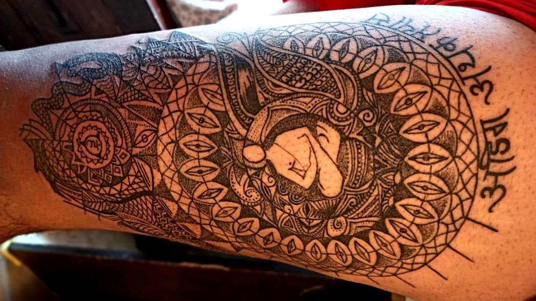 Tatuaje detallado de monje en el muslo