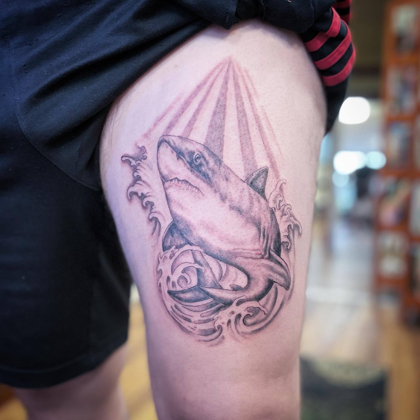 Tatuaje en el muslo de tiburón para hombres.