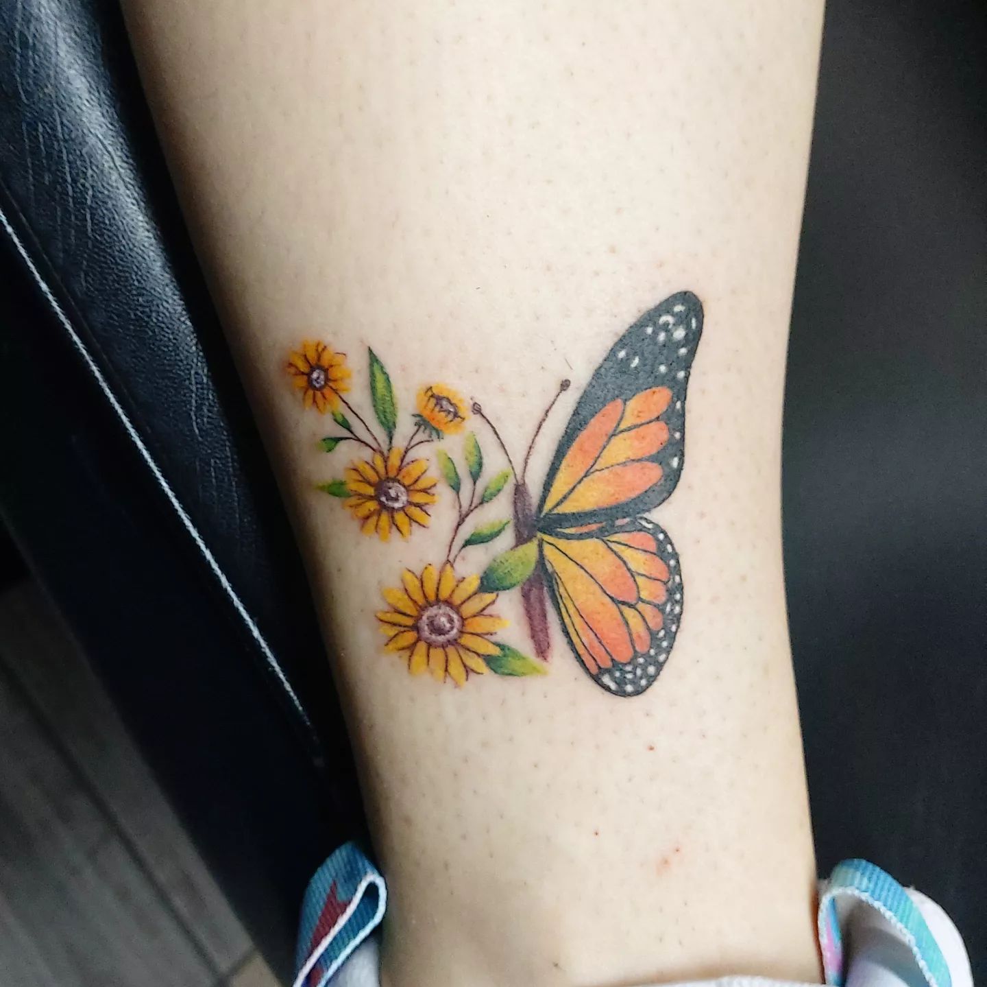 Tatuaje femenino de girasol