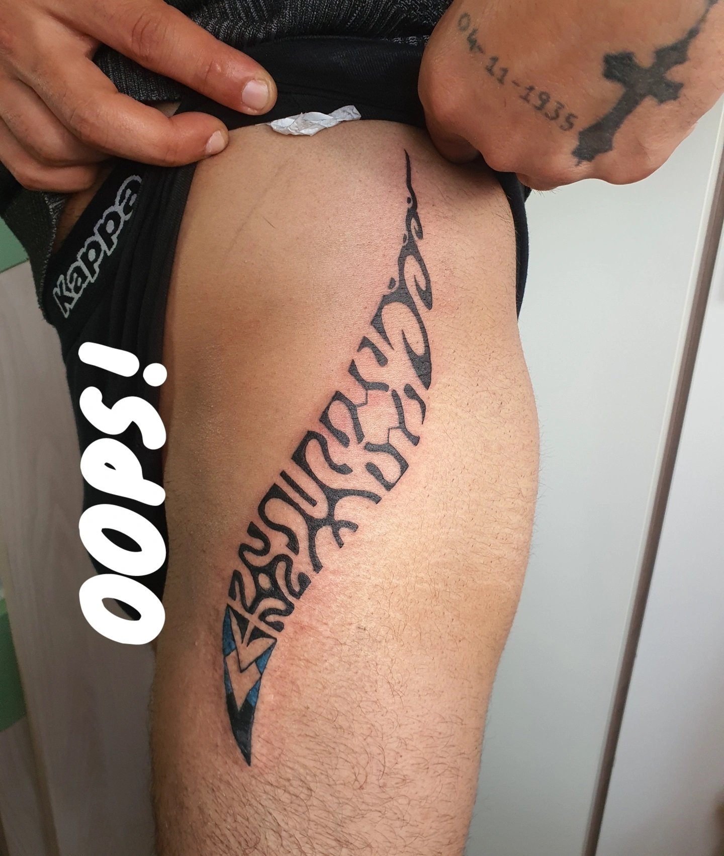 Tatuaje maorí en el muslo