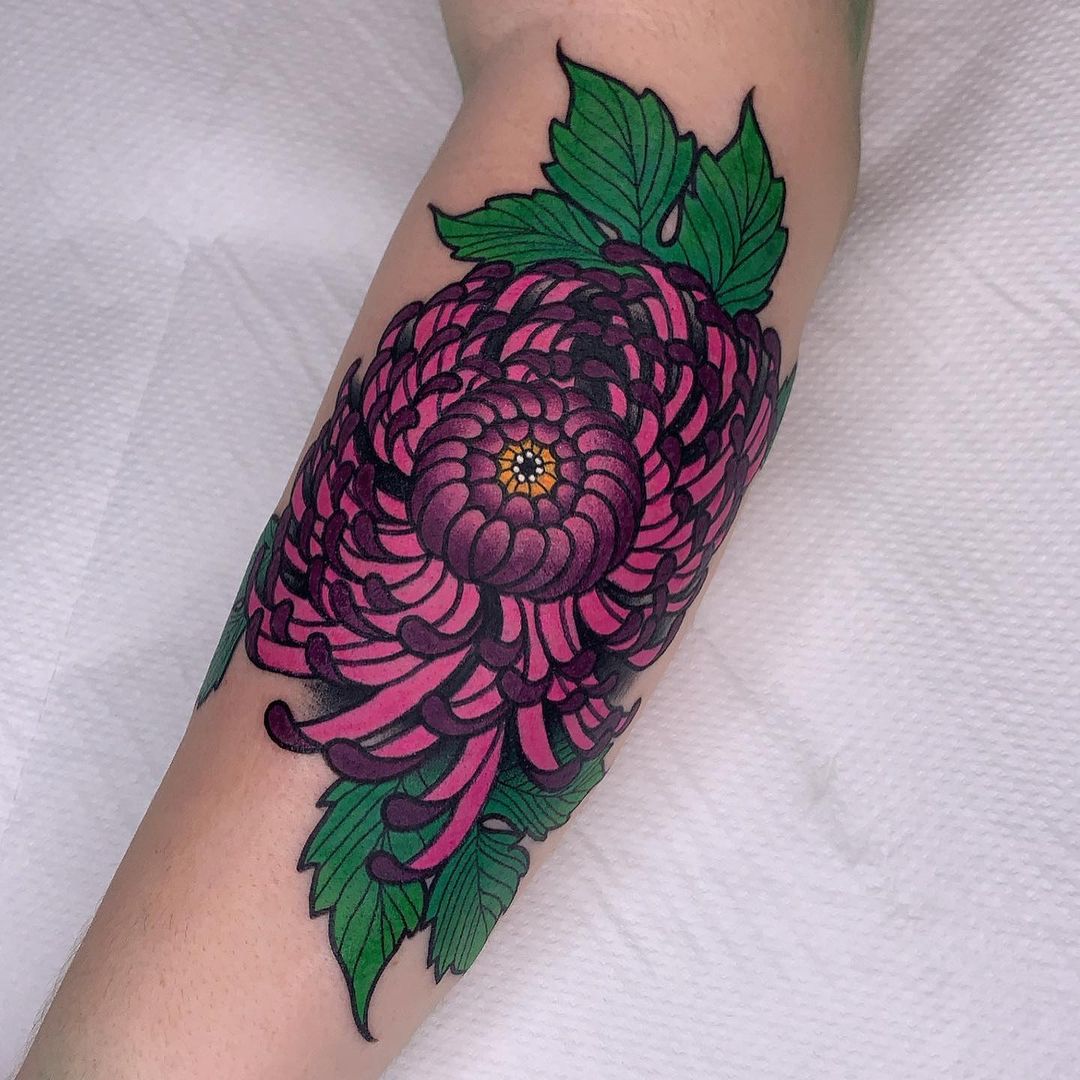 Tatuajes de flores de crisantemo púrpura