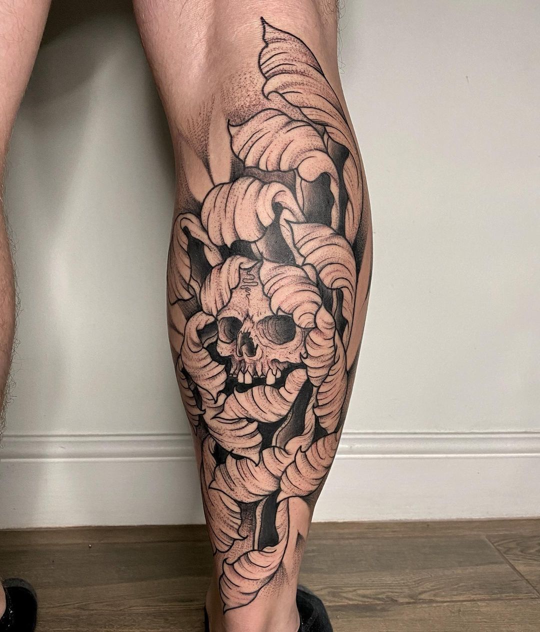 Ternero Tatuaje de flor de crisantemo