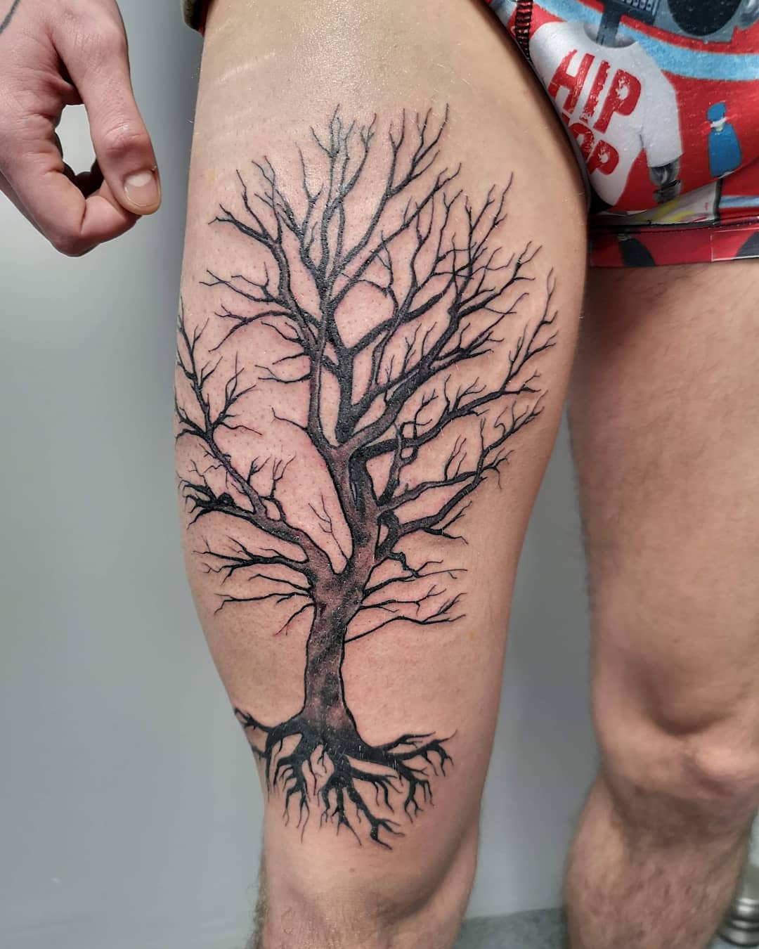 Vida del árbol tatuaje de muslo para hombres.