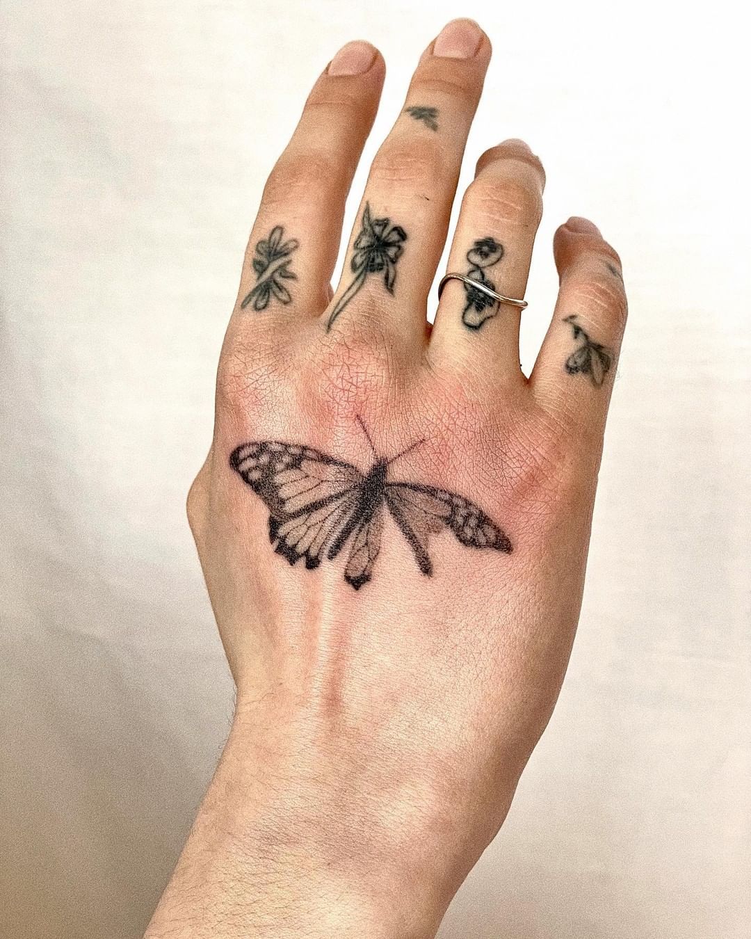 Diseño de tatuaje de mariposa en el brazo