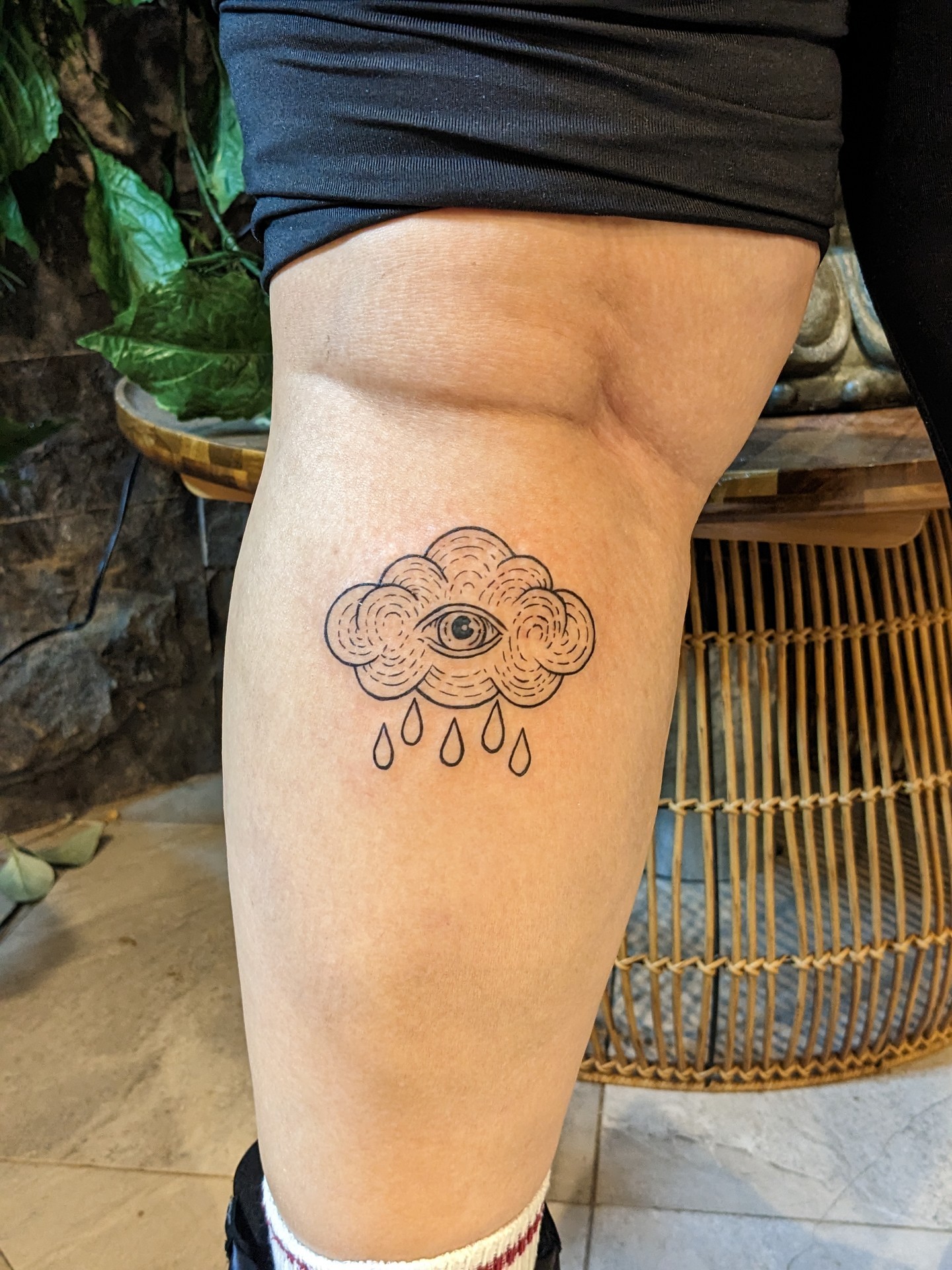 Diseño de tatuaje de nube en la pierna