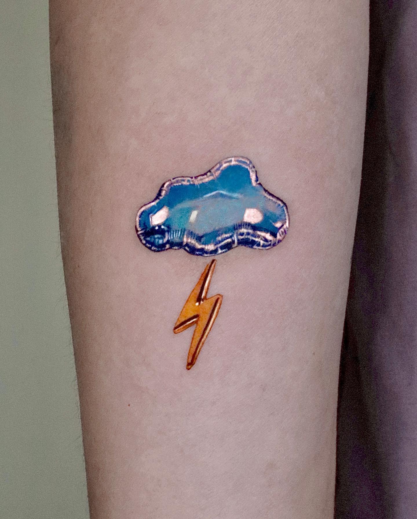 Diseño divertido de tatuaje de nube animada.