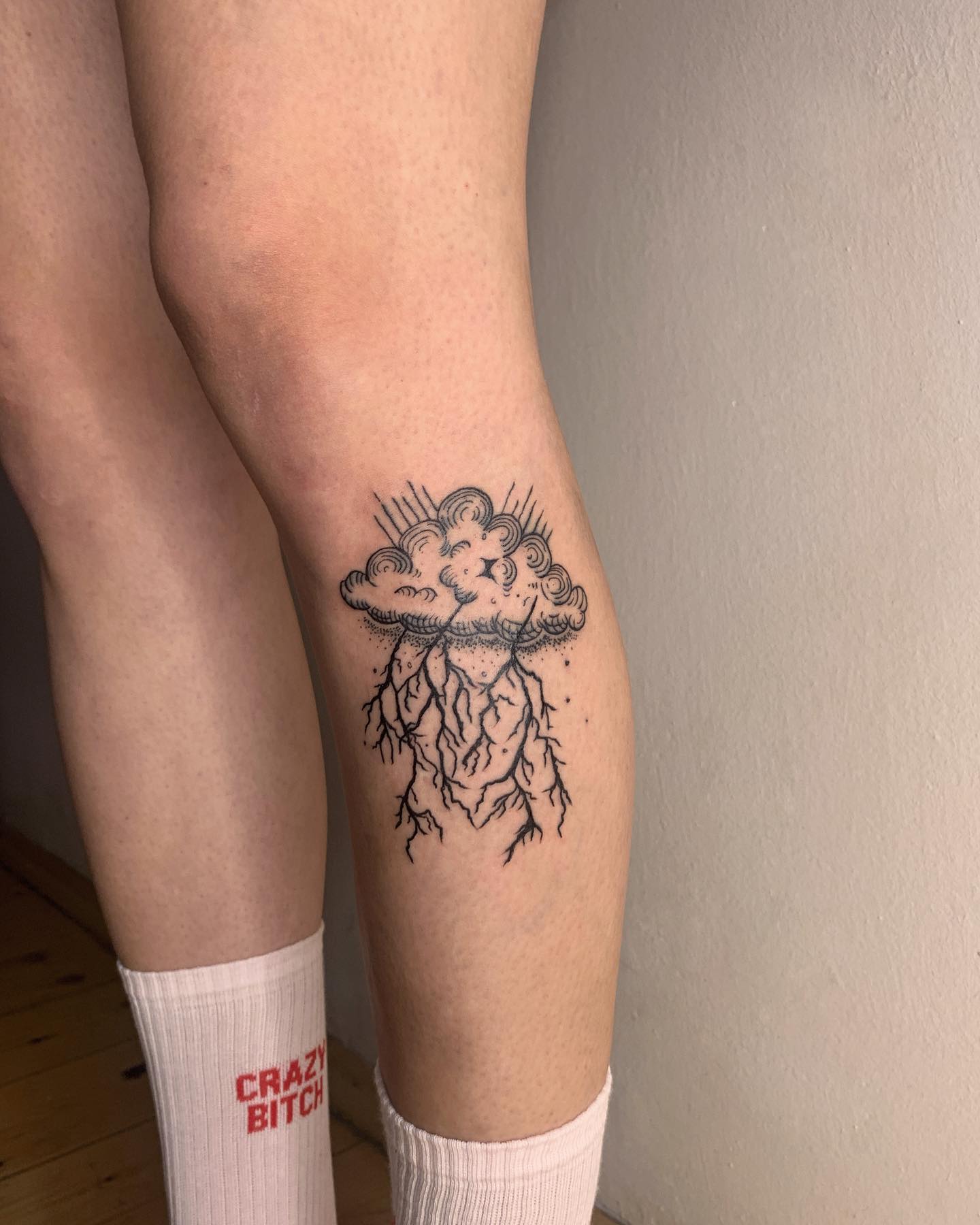Idea de tatuaje de nube en la pierna.