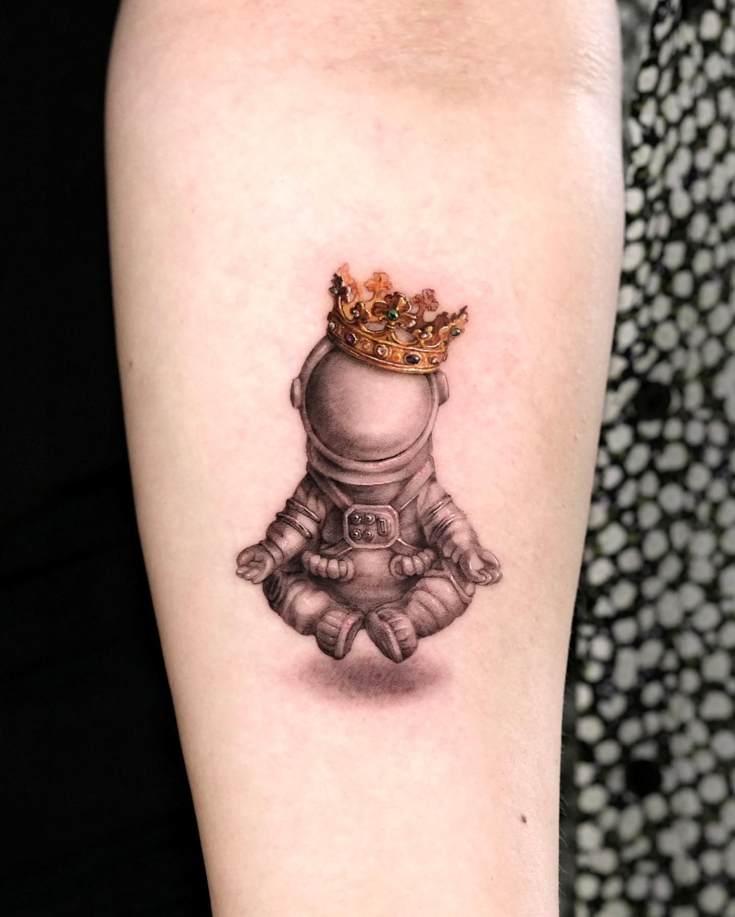 Idea única de tatuaje de corona