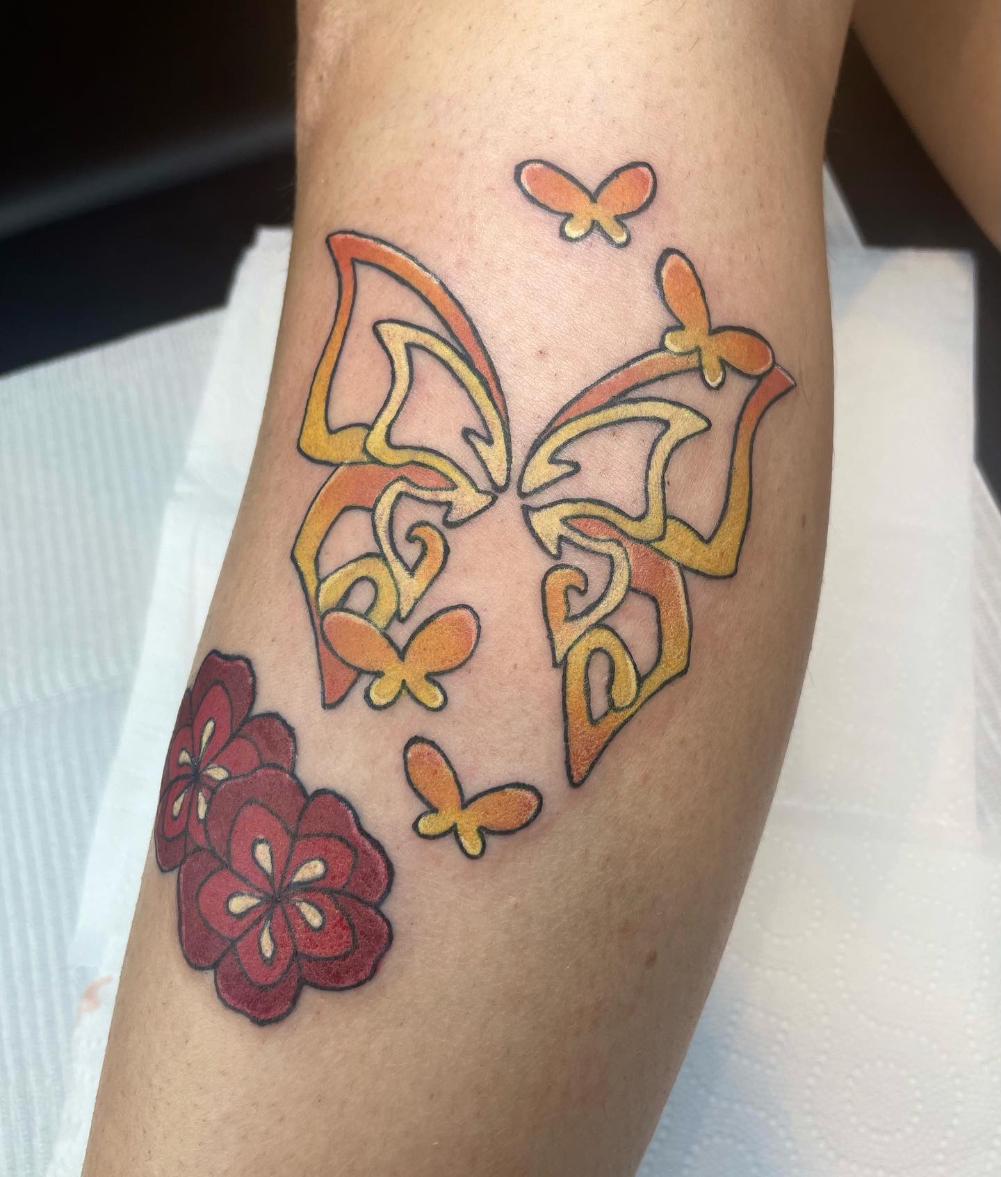 Impresión de tatuaje de mariposa amarilla