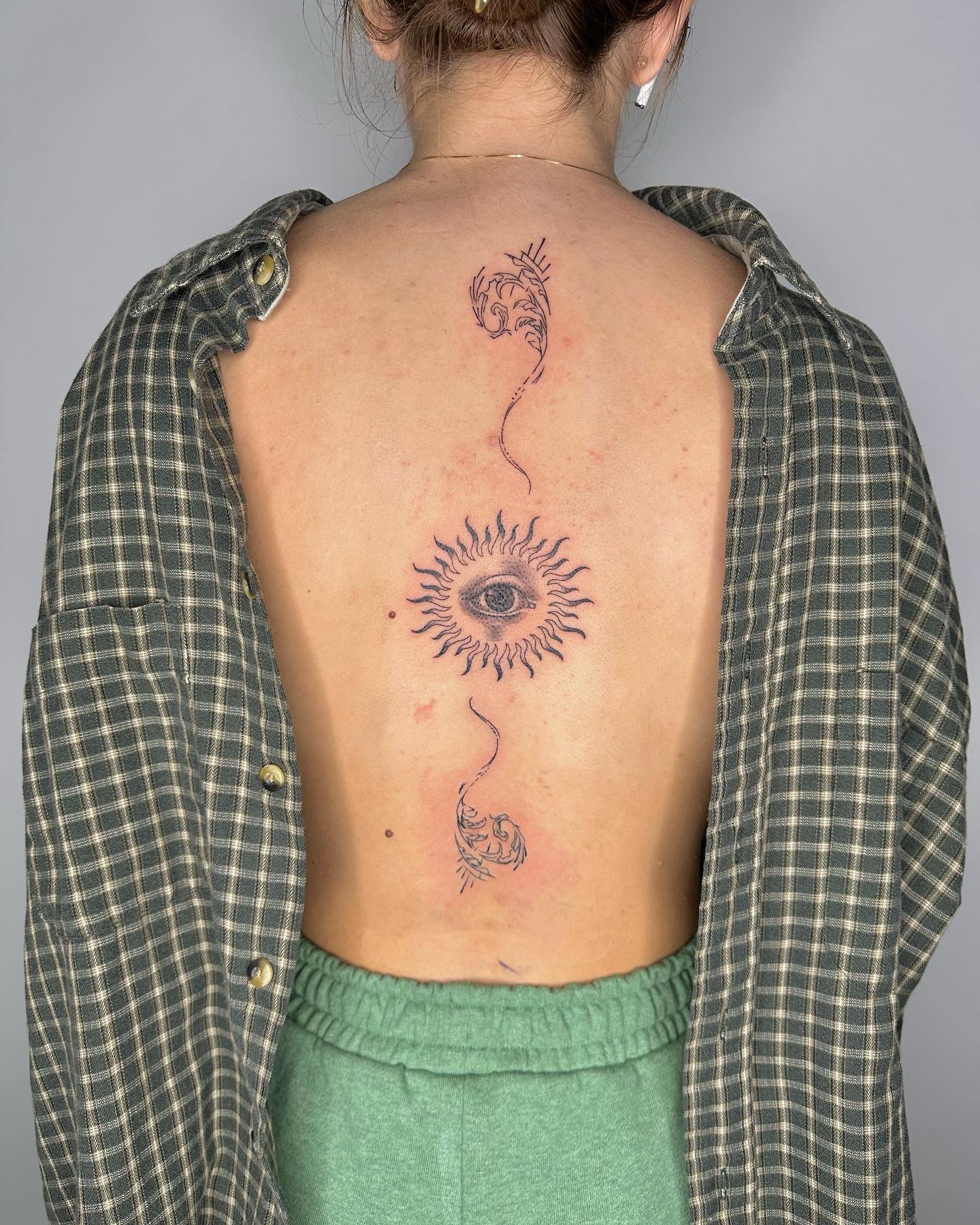 Impresión del tatuaje de Ojo que todo lo ve en la espalda