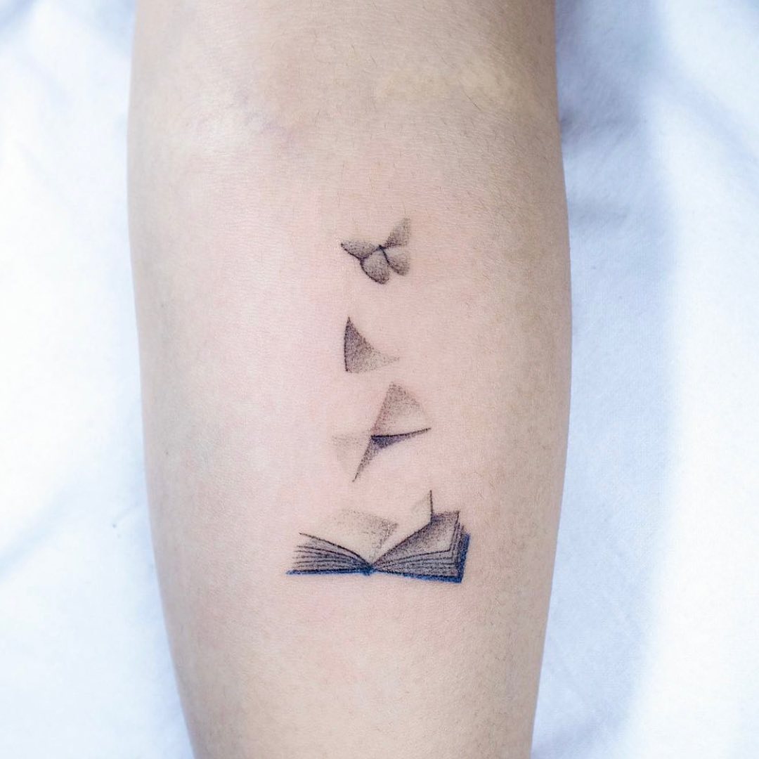 Libro y tatuaje de mariposa