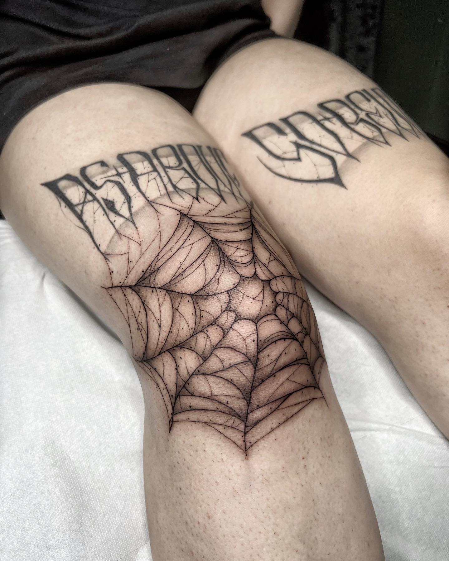 Rodilla Tatuaje de telaraña de araña.