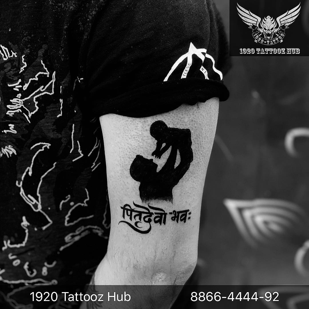 Tatuaje completo en negro de padre e hijo.