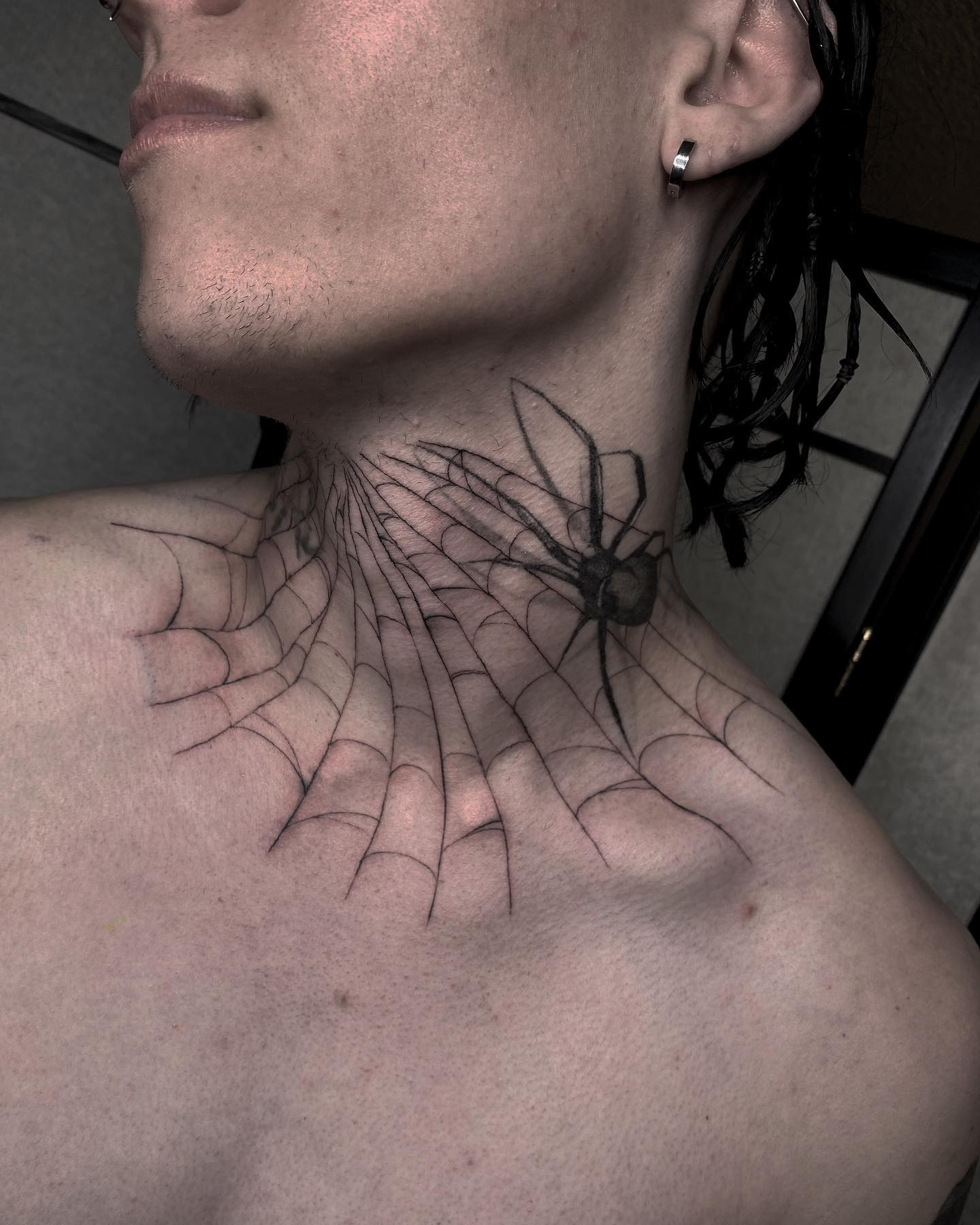 Tatuaje de Araña en el Cuello con Estilo Artístico