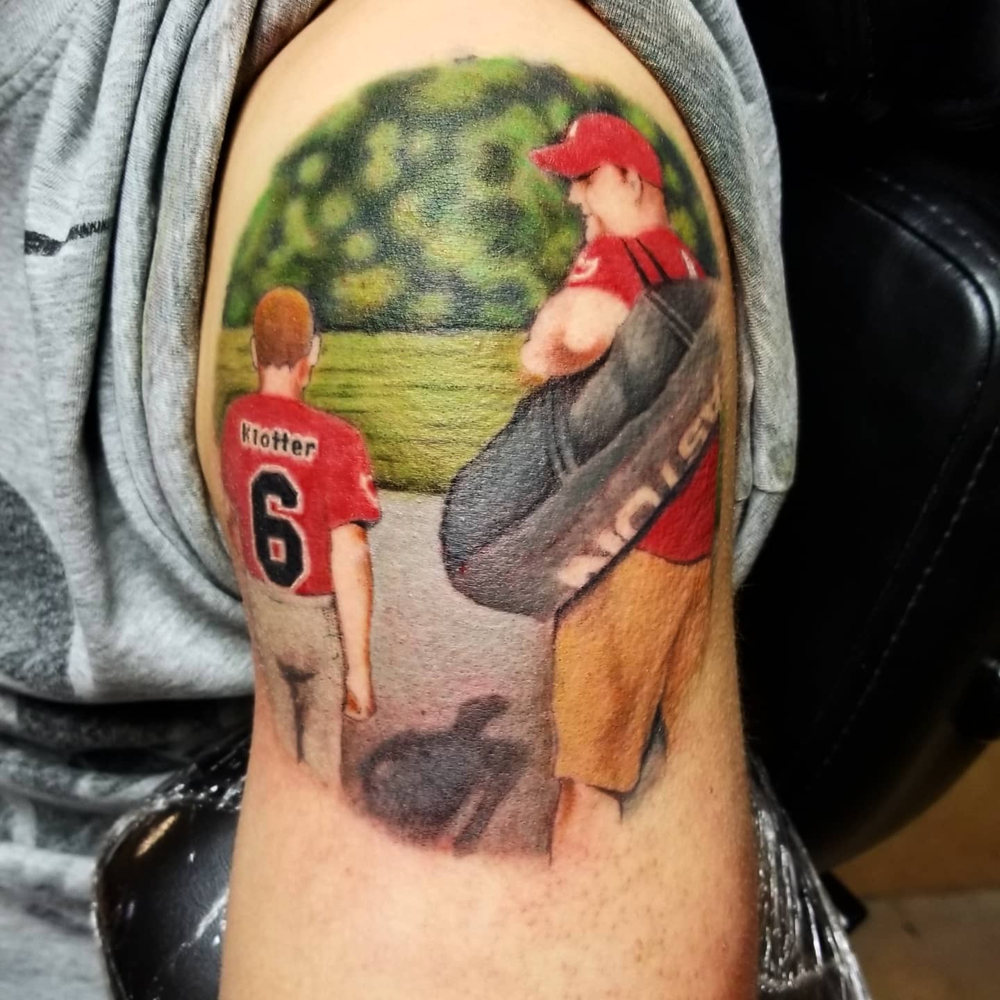 Tatuaje de béisbol de padre e hijo.