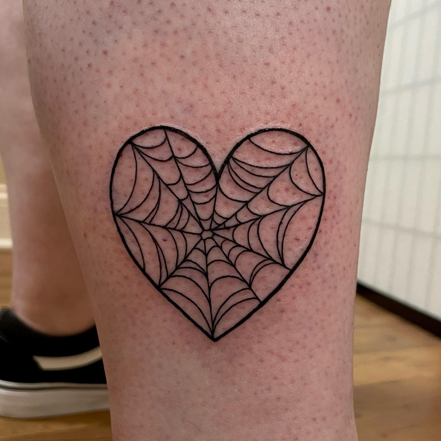 Tatuaje de corazón y tela de araña