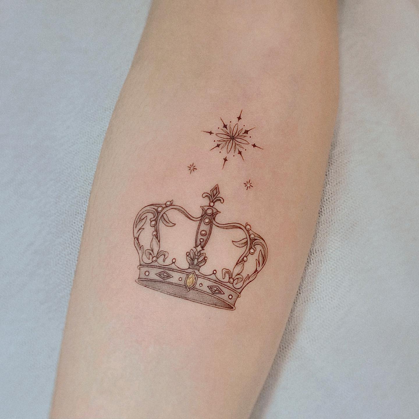 Tatuaje de corona de esquema impresionante