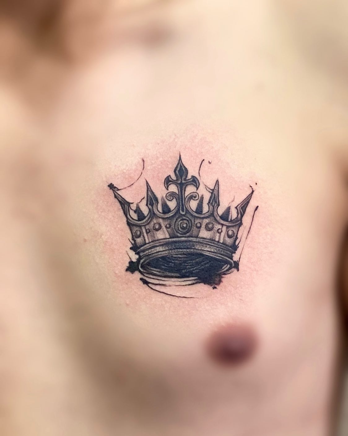 Tatuaje de Corona en el Pecho