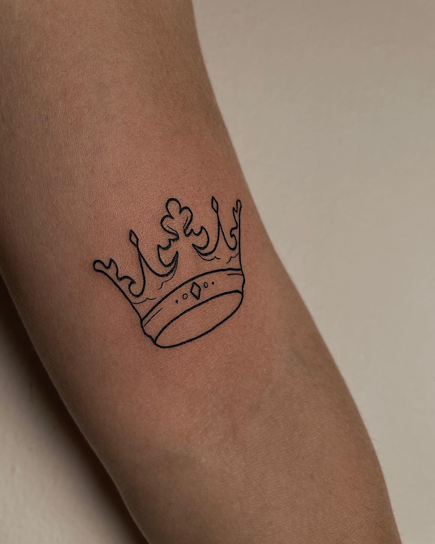 Tatuaje de Corona Minimalista