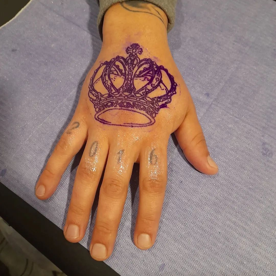 Tatuaje de Corona Morada en el Brazo