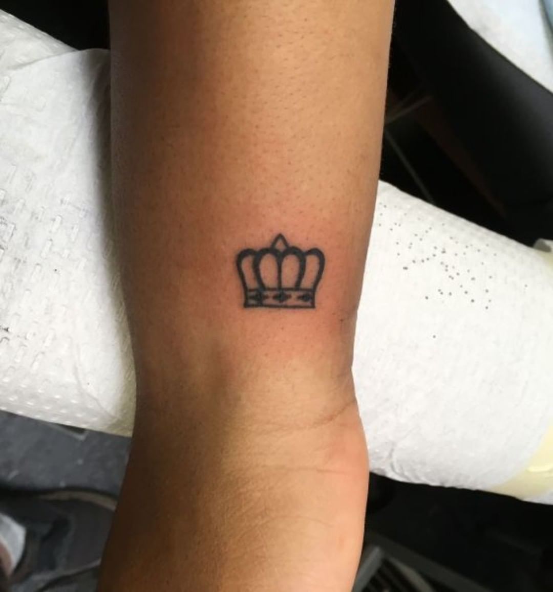 Tatuaje de corona pequeña