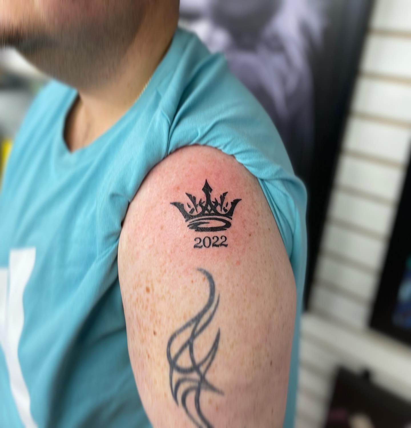 Tatuaje de corona sentimental.