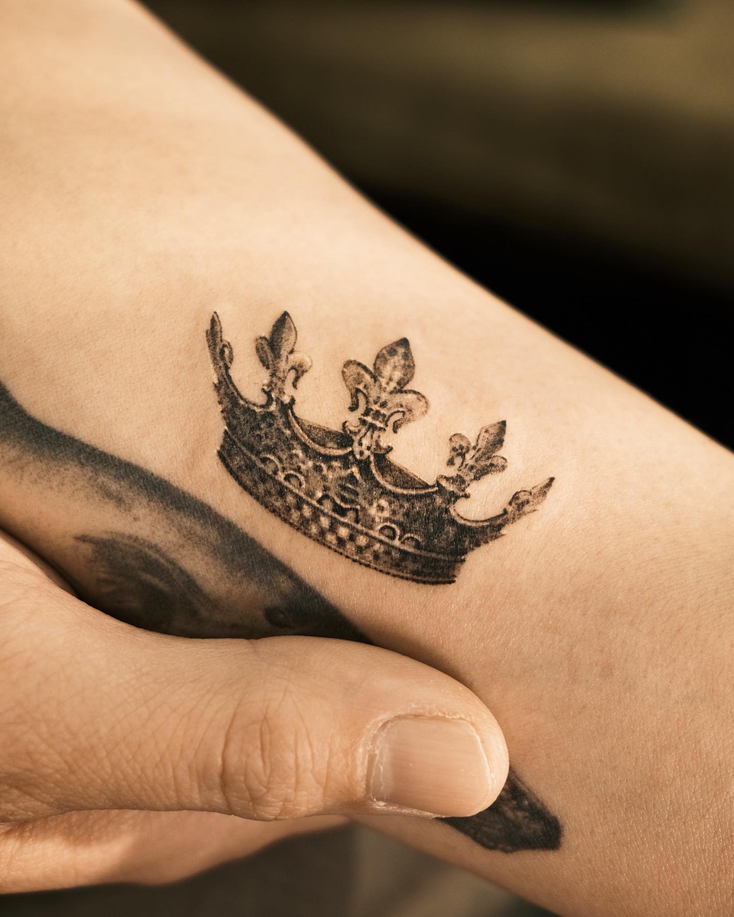 Tatuaje de Corona Sombreada Negra