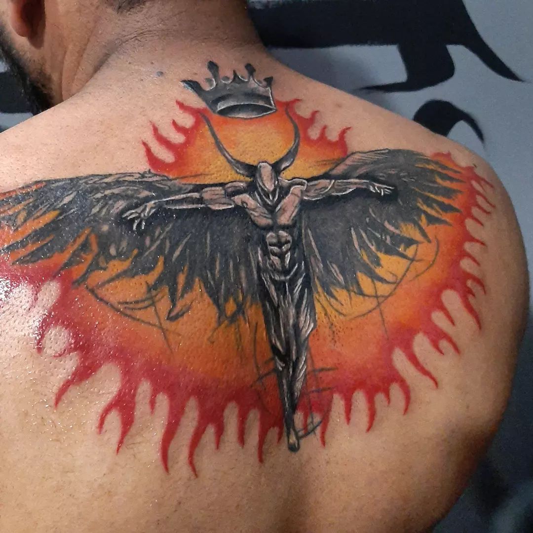 Tatuaje de Corona Trasera Gigante