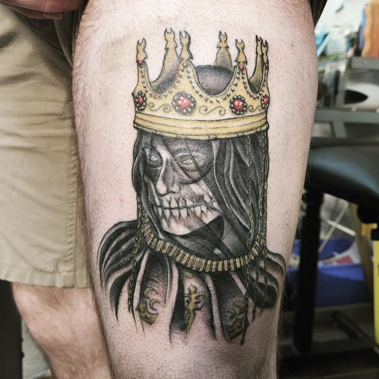 Tatuaje de corona y cráneo