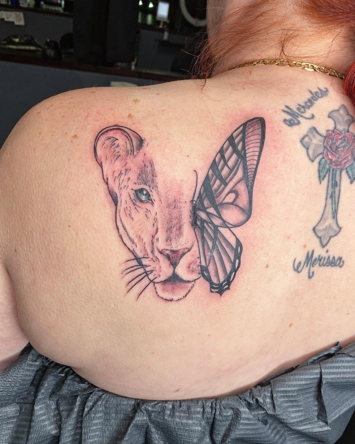 Tatuaje de león y mariposa.