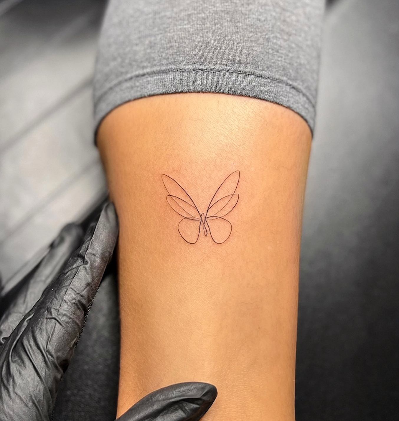 Tatuaje de línea de mariposa