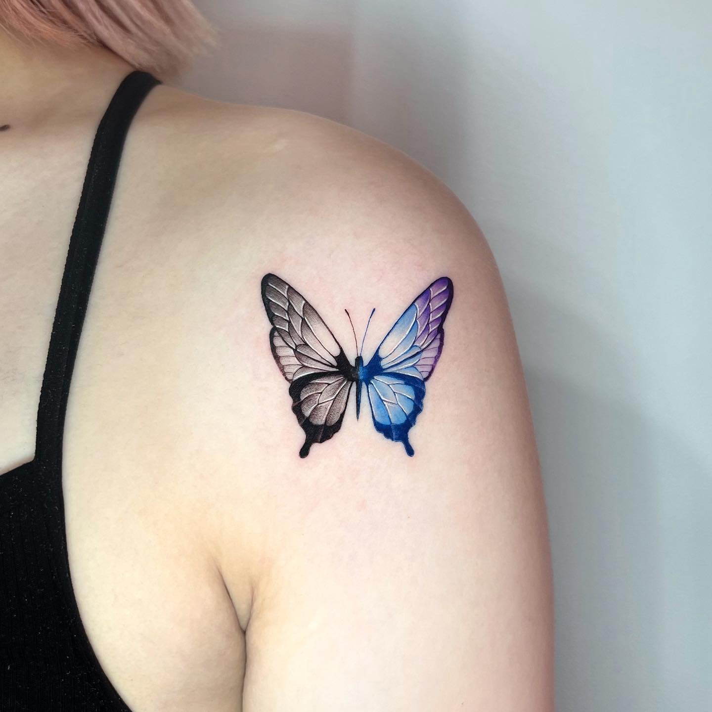 Tatuaje de mariposa azul pop
