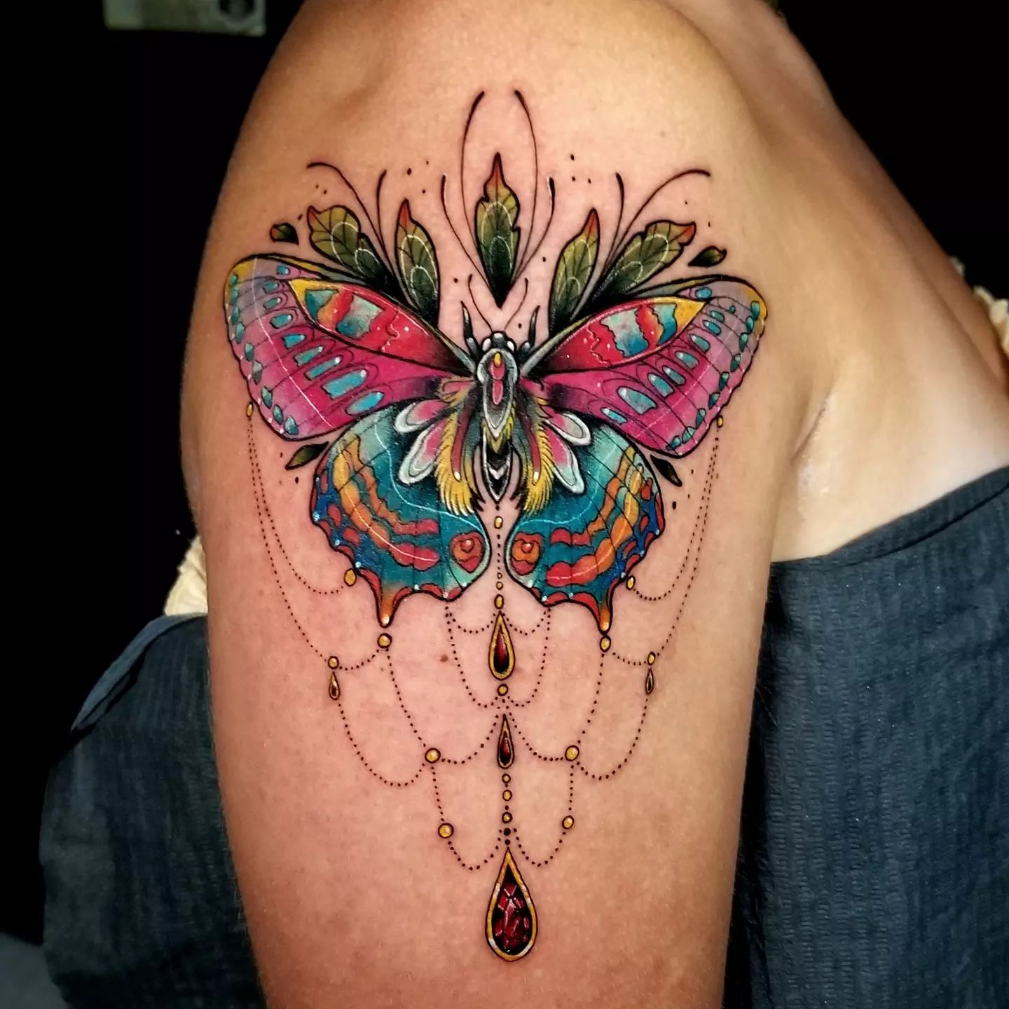 Tatuaje de mariposa colorido y artístico