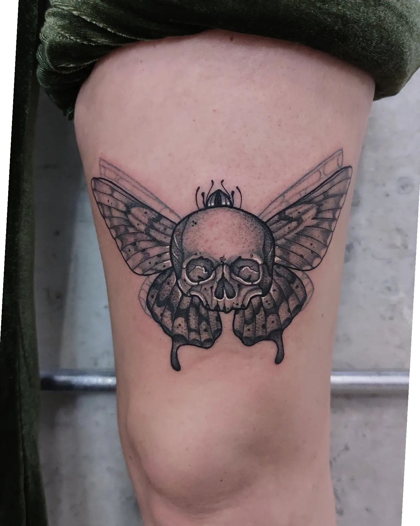 Tatuaje de mariposa con calavera.