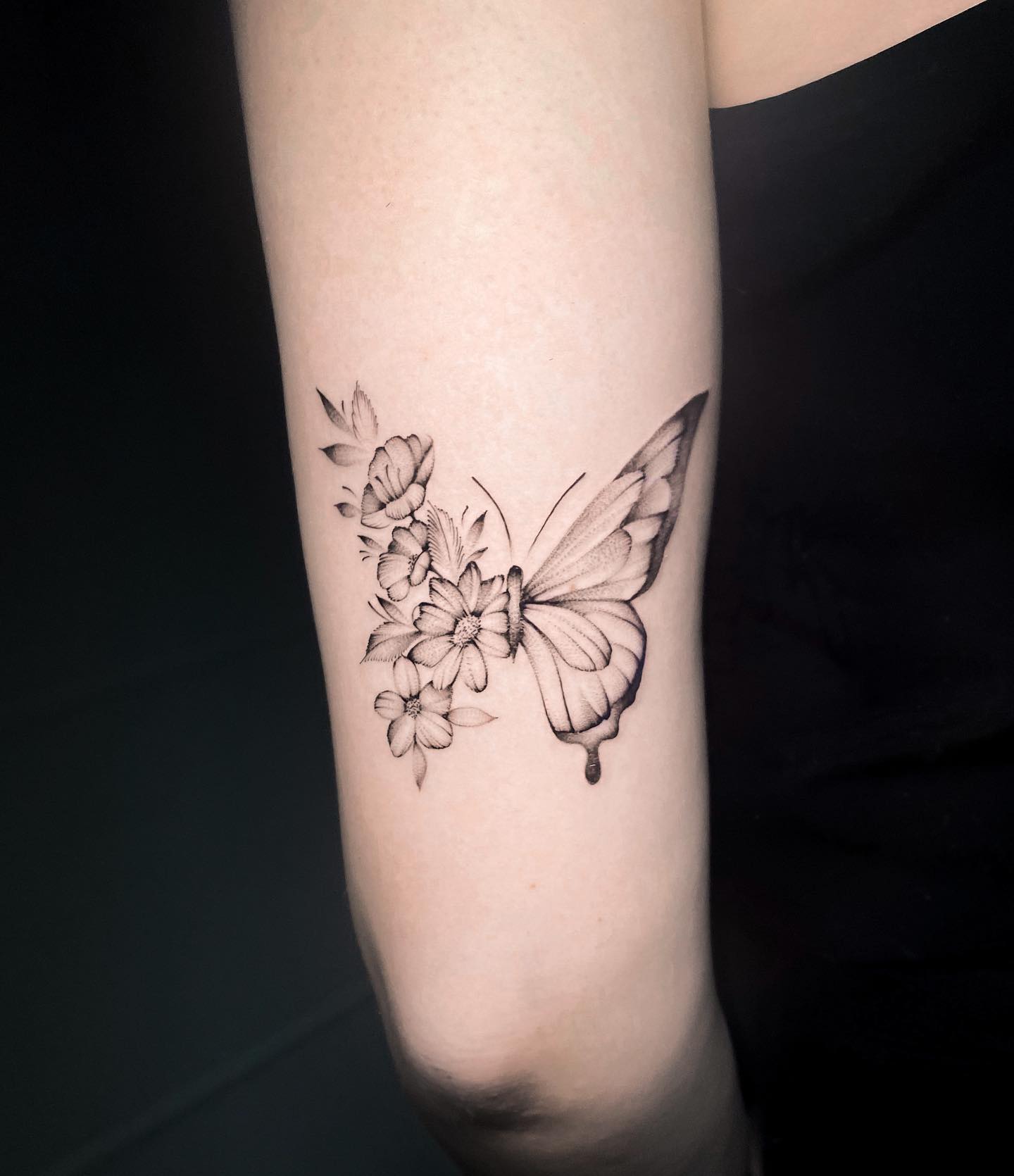 Tatuaje de mariposa con flores