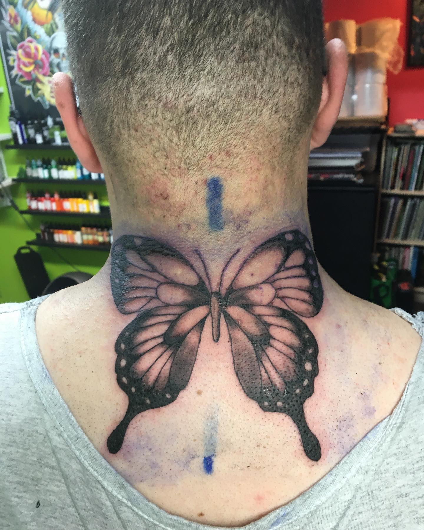 Tatuaje de Mariposa en el Cuello