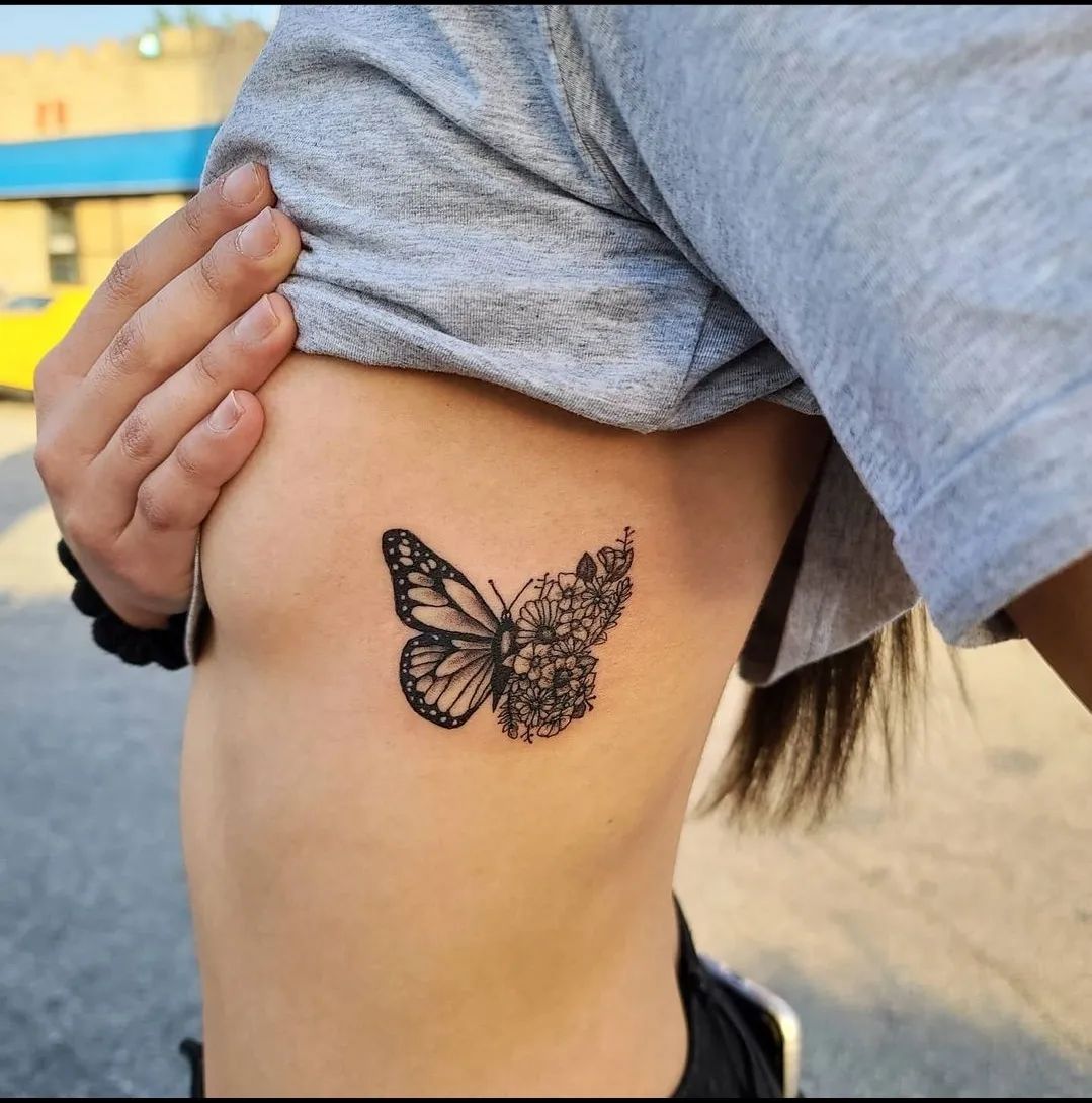 Tatuaje de mariposa en las costillas