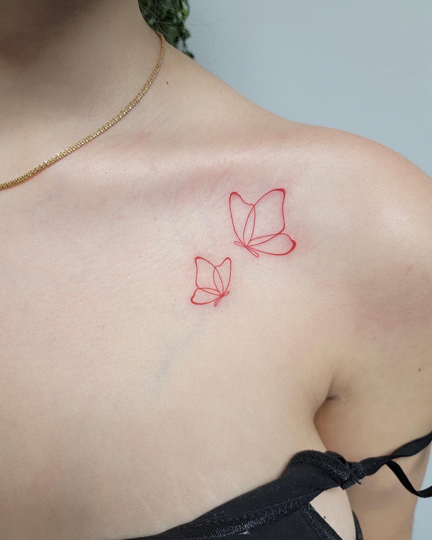 Tatuaje de mariposa en tinta roja